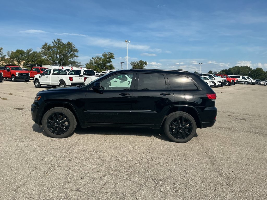 Used 2022 Jeep Grand Cherokee Laredo X AWD/4WD image 2