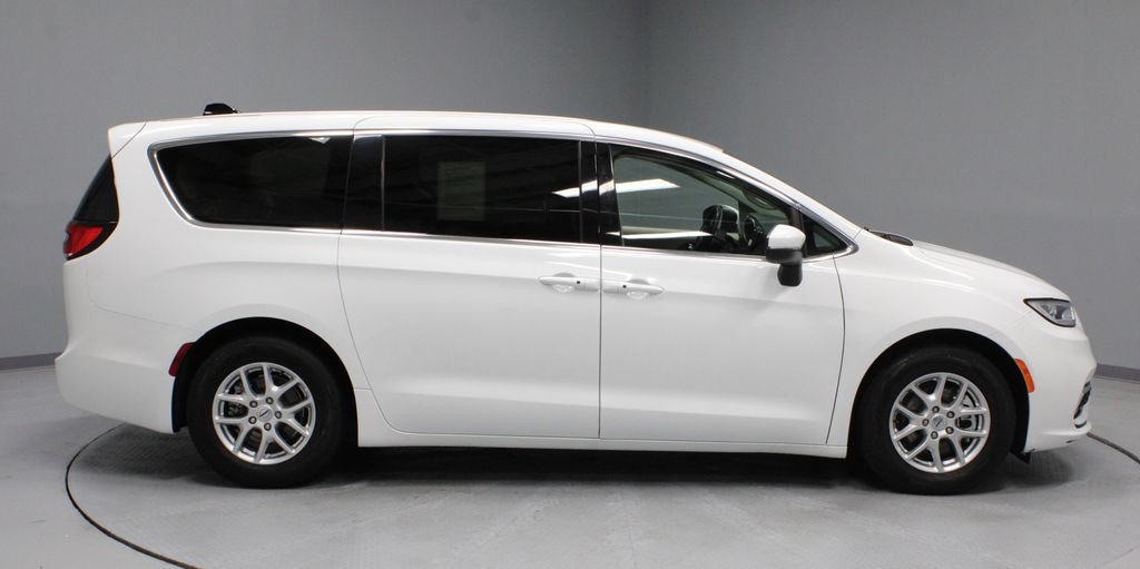 Used 2023 Chrysler Pacifica Touring-L FWD image 12