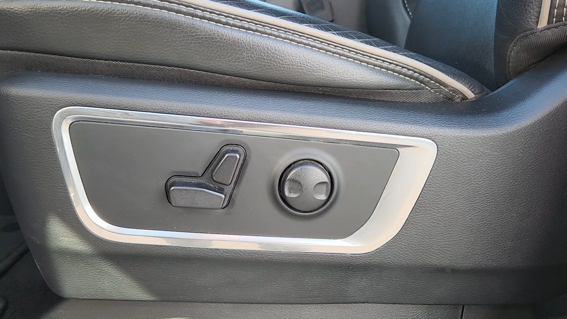 Used 2025 RAM 1500 Laramie AWD/4WD image 9