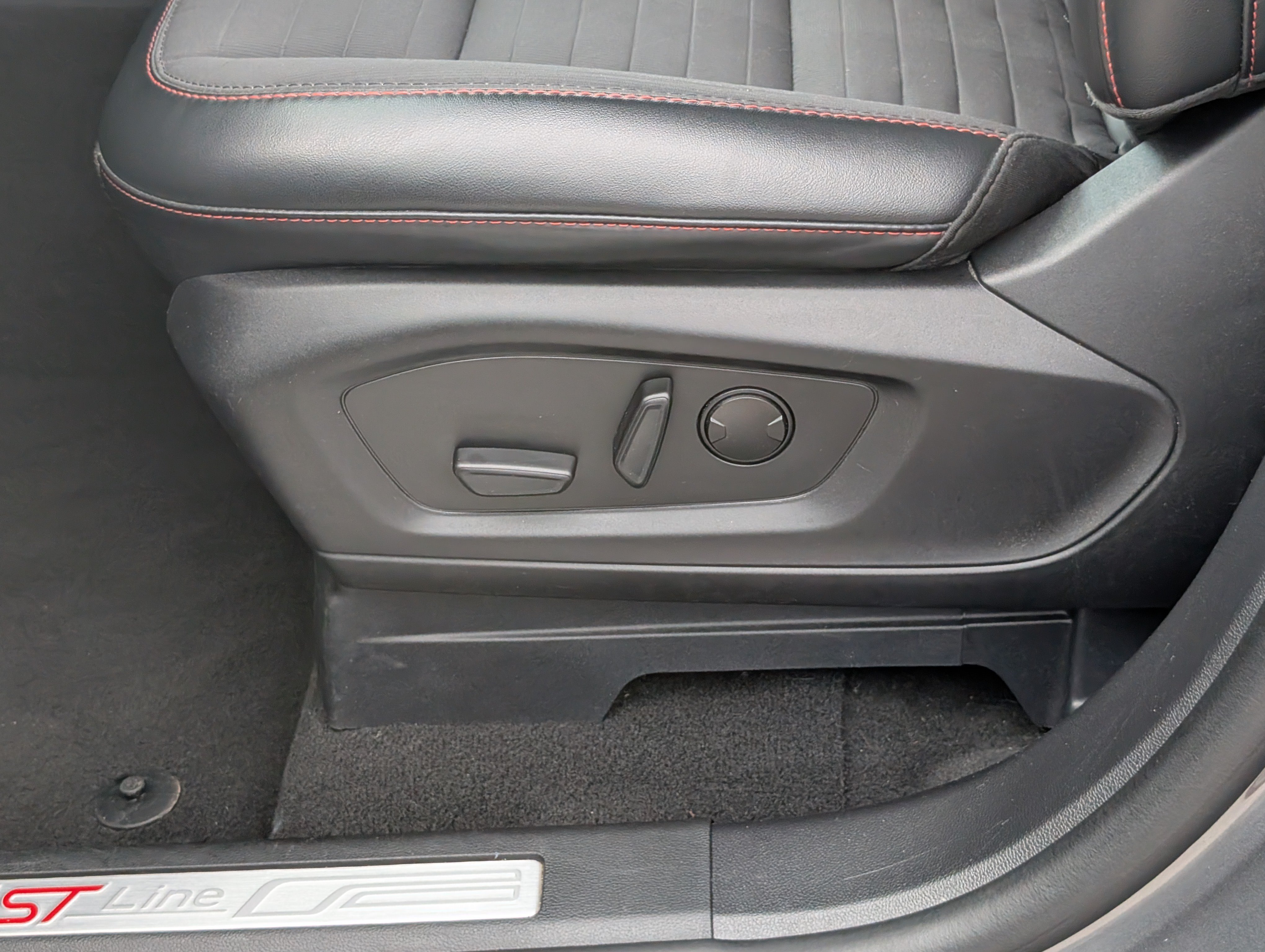 Certified 2025 Ford Explorer ST-Line w/ ST-Line Street Pack AWD/4WD image 24