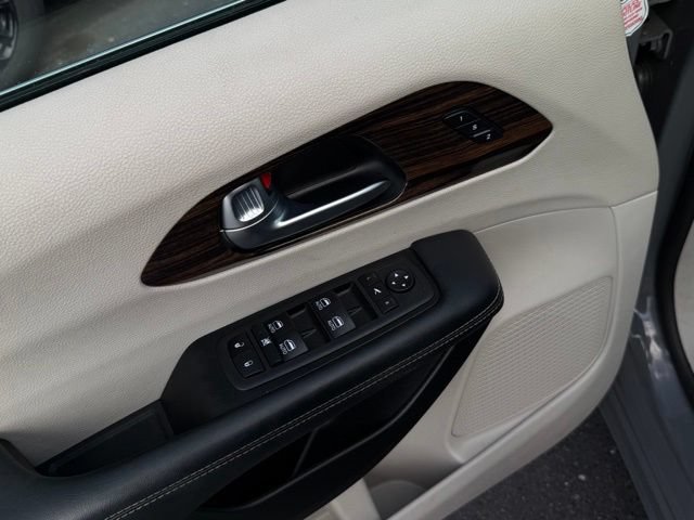 Used 2023 Chrysler Pacifica Limited FWD image 17