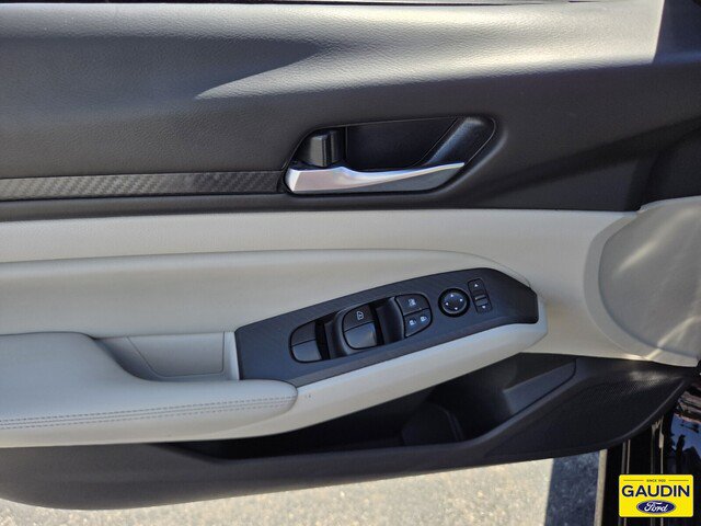 Used 2025 Nissan Altima 2.5 SV FWD image 18