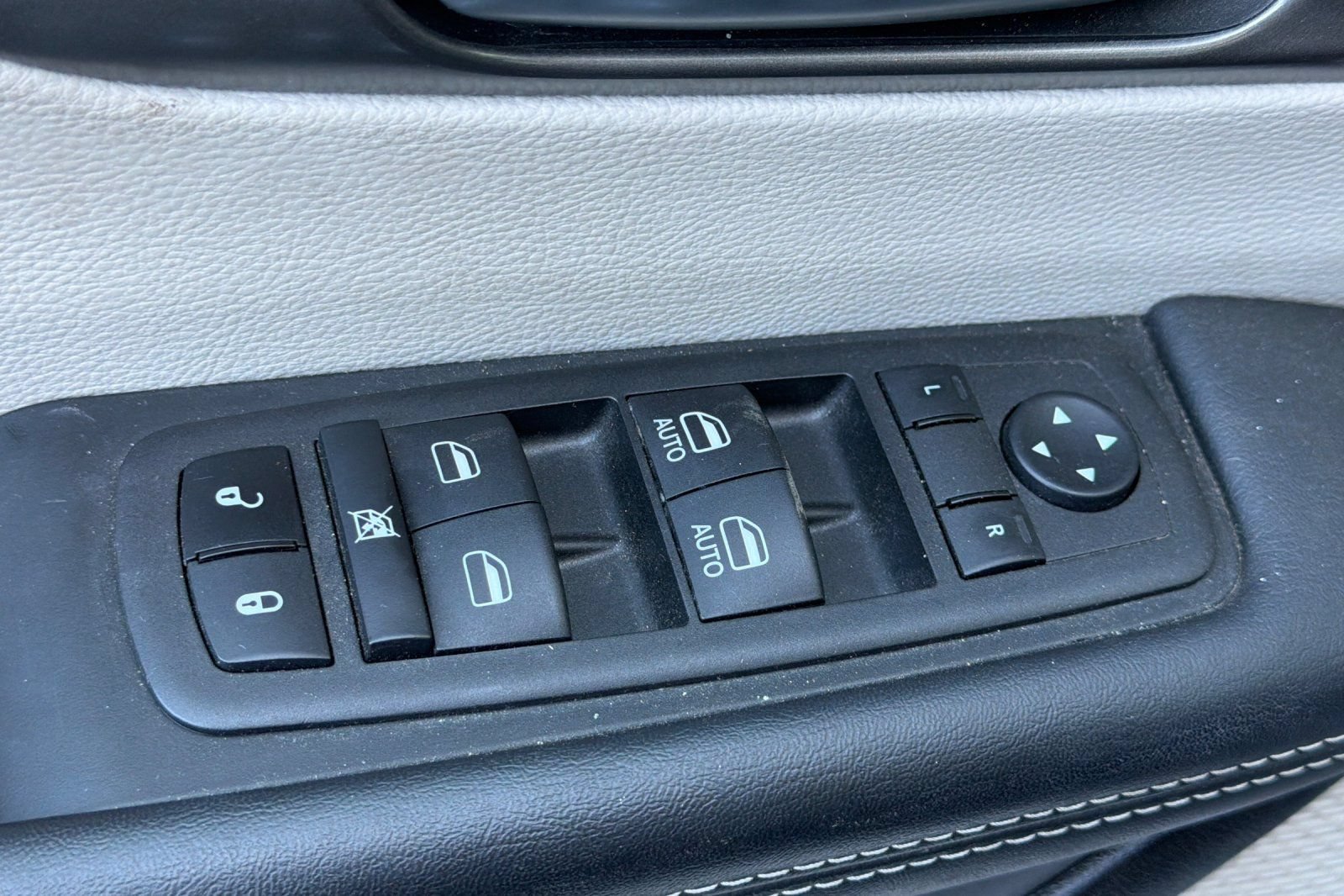 Used 2023 Chrysler Pacifica Touring-L FWD image 12