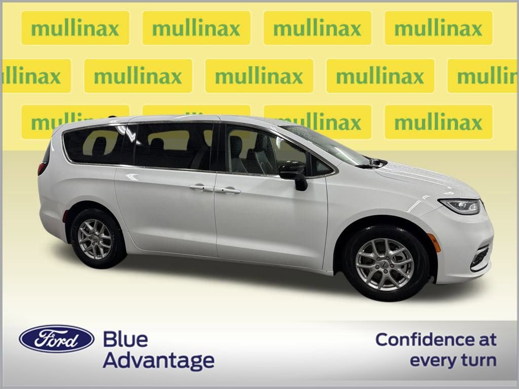 Used 2024 Chrysler Pacifica Touring-L image 2