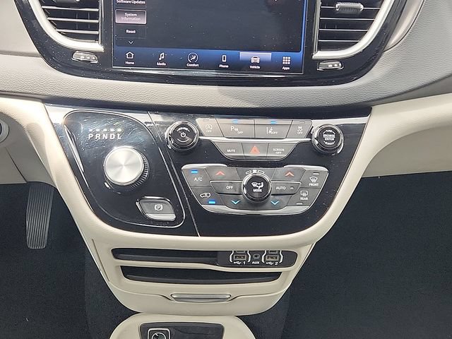 Used 2023 Chrysler Pacifica Touring-L FWD image 17