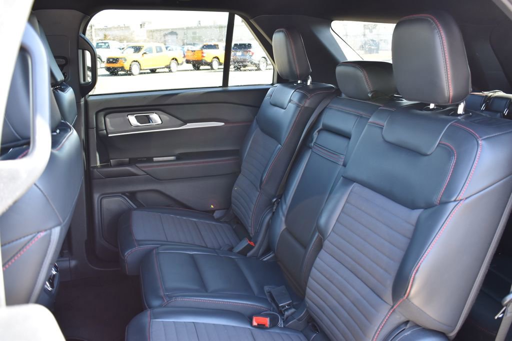 Certified 2025 Ford Explorer ST-Line w/ ST-Line Street Pack image 8