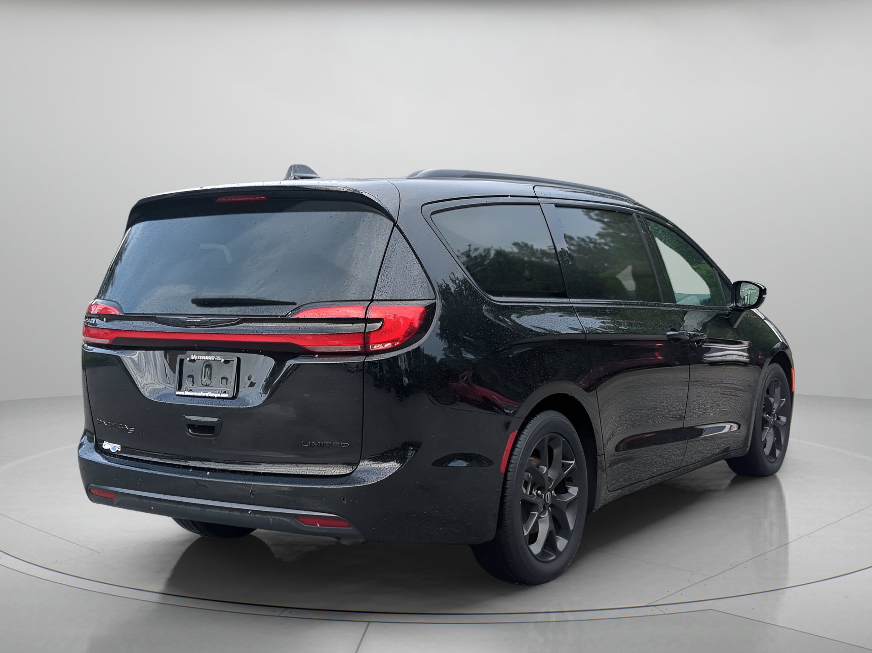 Used 2025 Chrysler Pacifica Limited FWD image 40