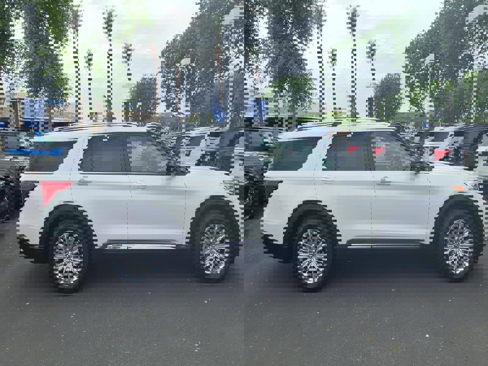 Certified 2023 Ford Explorer Limited w/ Limited Technology Package image 3