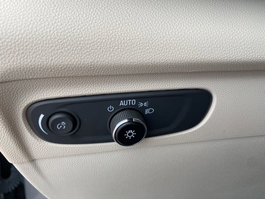 Used 2023 Buick Envision Preferred image 32