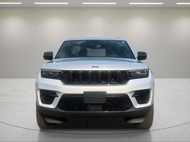 Used 2023 Jeep Grand Cherokee Altitude AWD/4WD image 2