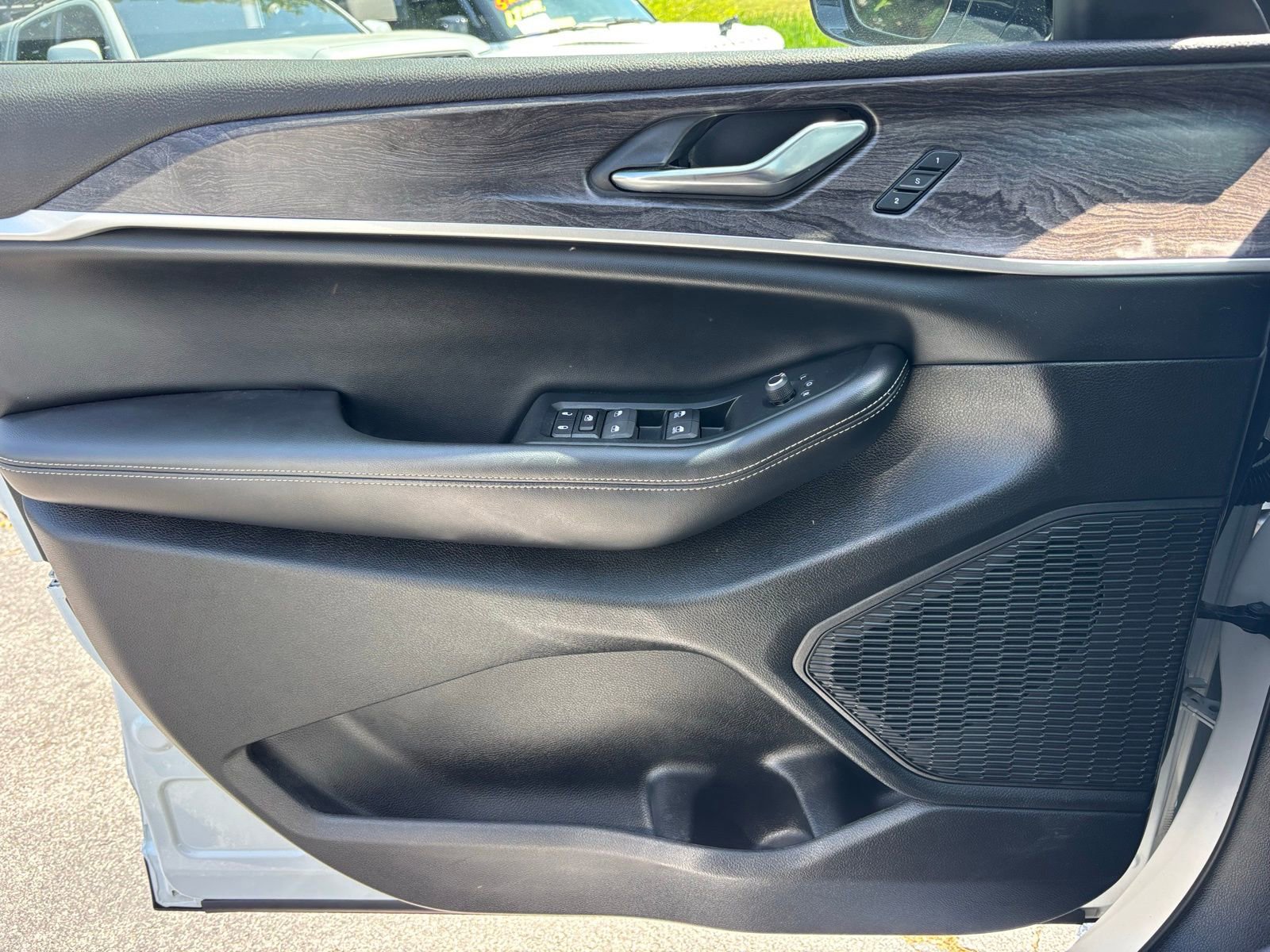 Used 2024 Jeep Grand Cherokee L Limited AWD/4WD image 19