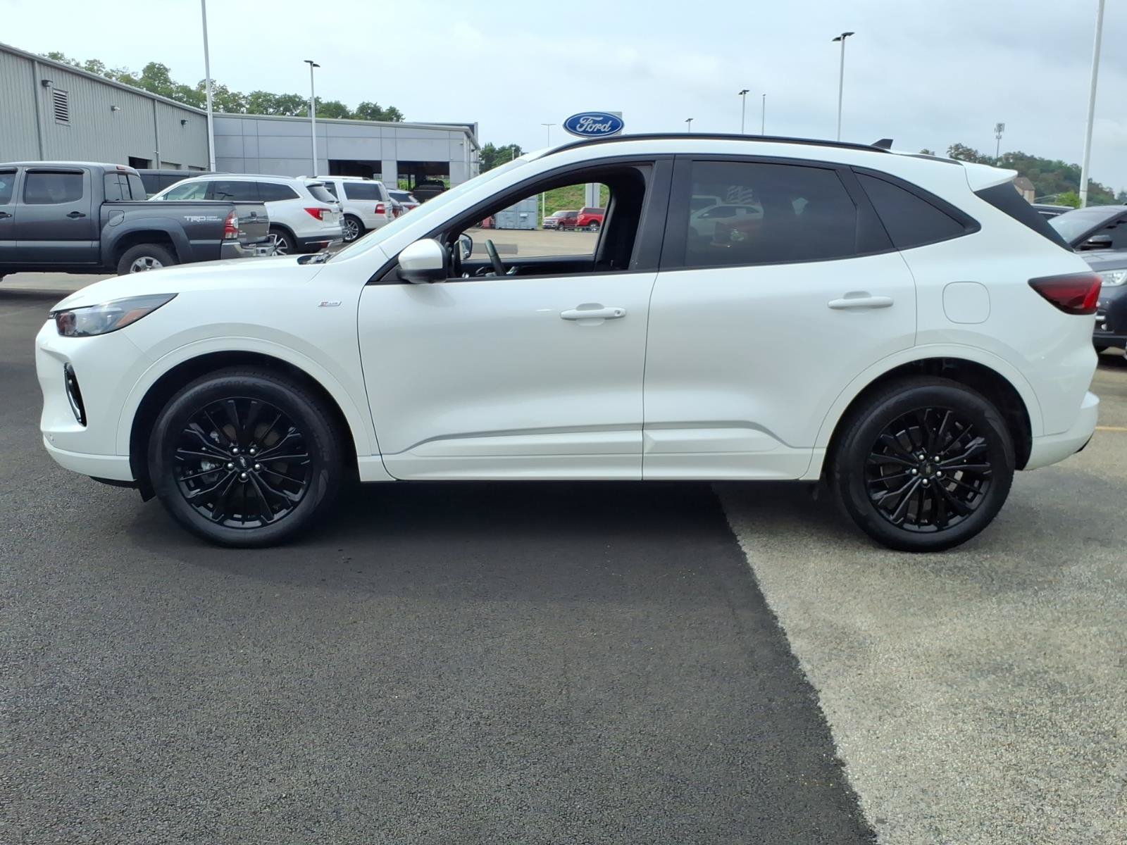 Certified 2023 Ford Escape ST-Line Elite AWD/4WD image 4