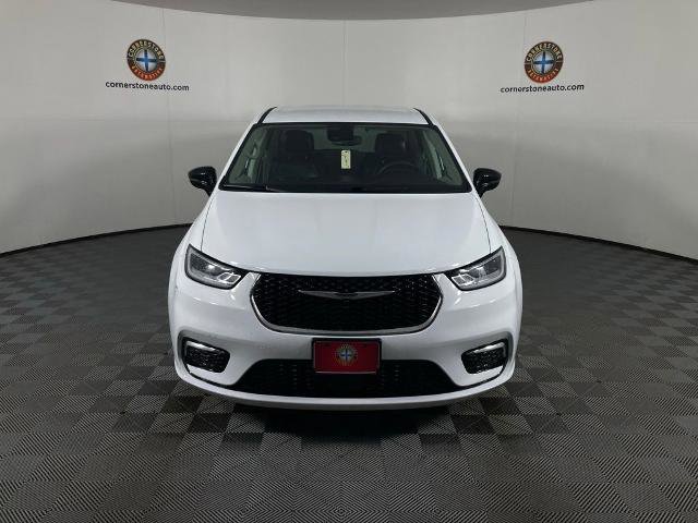 Used 2024 Chrysler Pacifica Touring-L image 16