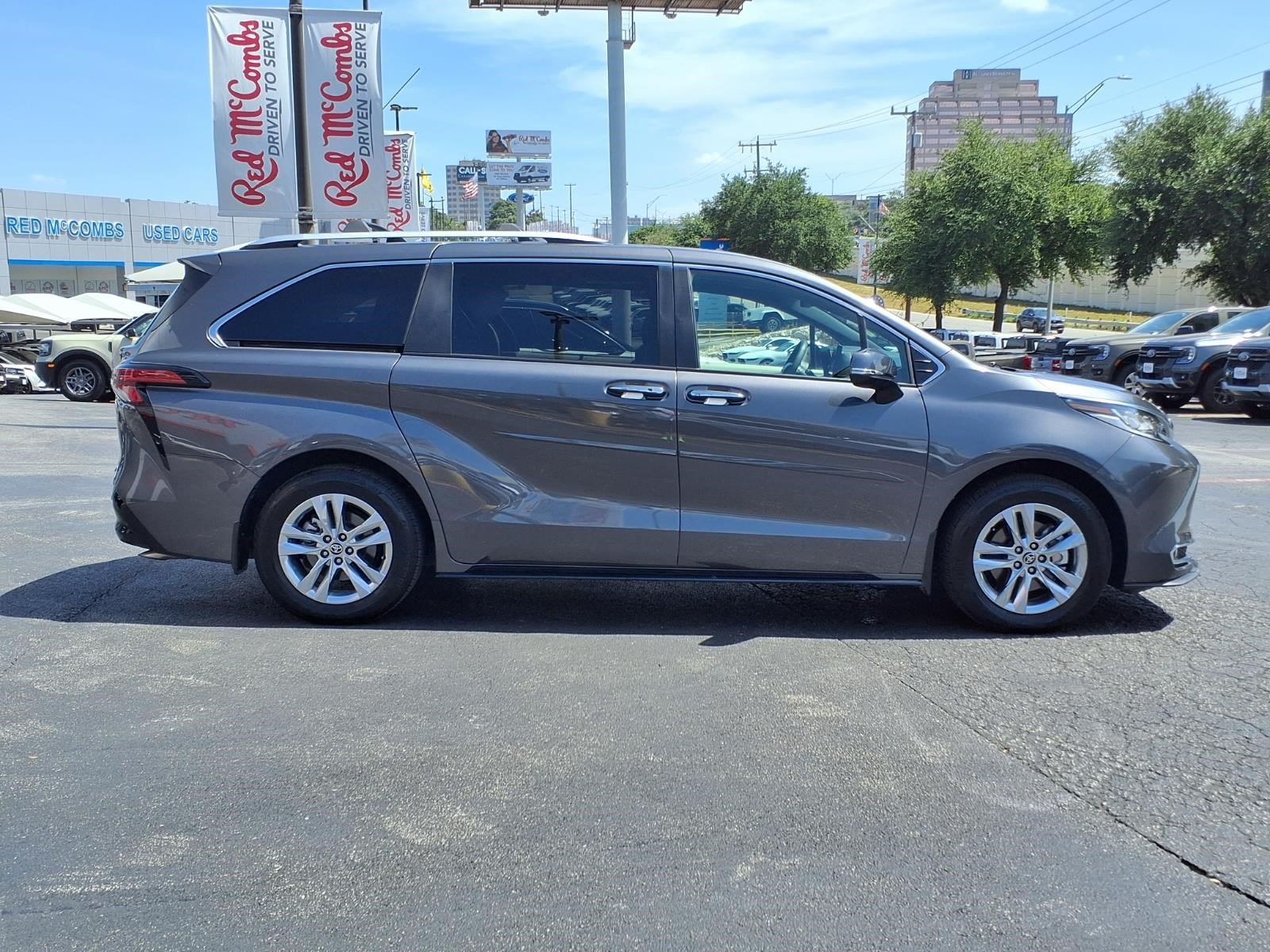 Used 2025 Toyota Sienna Limited AWD/4WD image 5