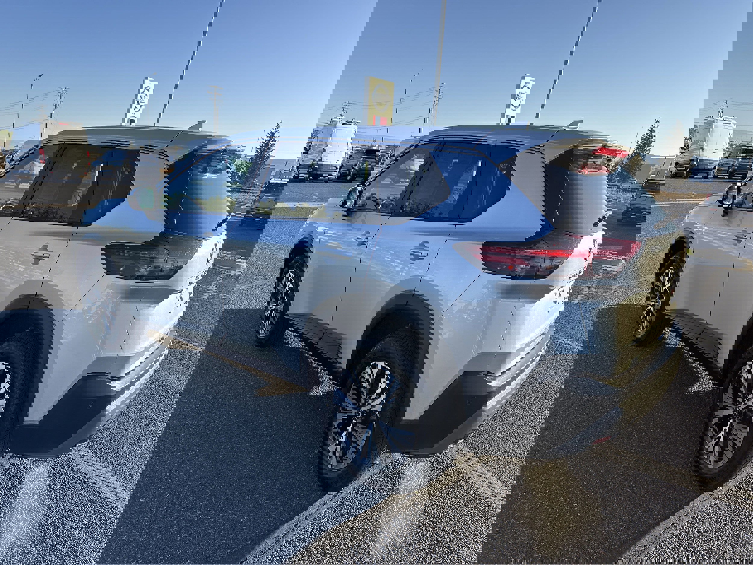 Used 2023 Nissan Rogue SV image 2