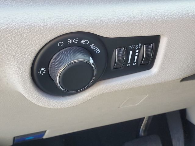 Used 2023 Chrysler Voyager LX image 9