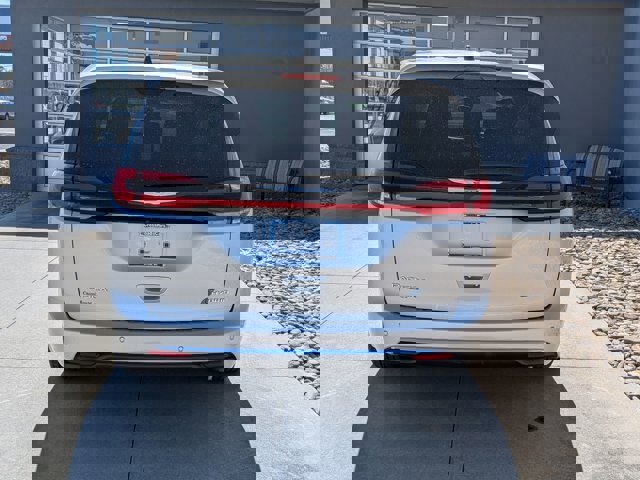 Used 2023 Chrysler Pacifica Touring-L image 4