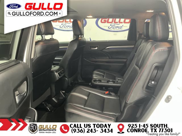 Used 2019 Toyota Highlander SE w/ Nightshade Edition FWD image 15