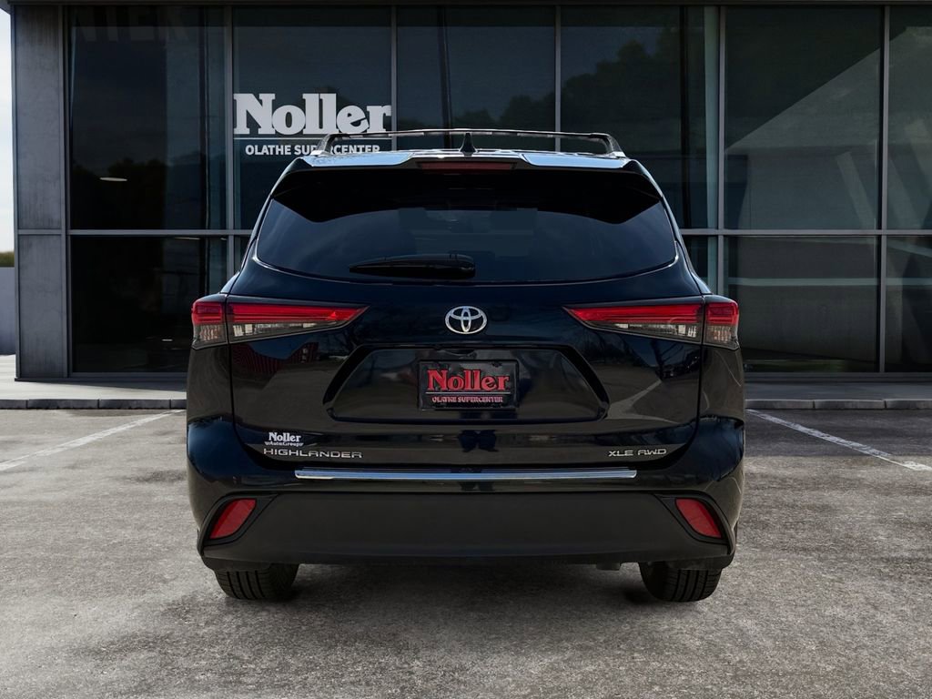Used 2023 Toyota Highlander XLE AWD/4WD image 3