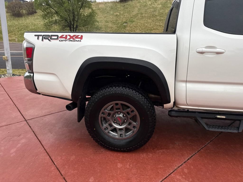 Used 2022 Toyota Tacoma TRD Off-Road AWD/4WD image 31