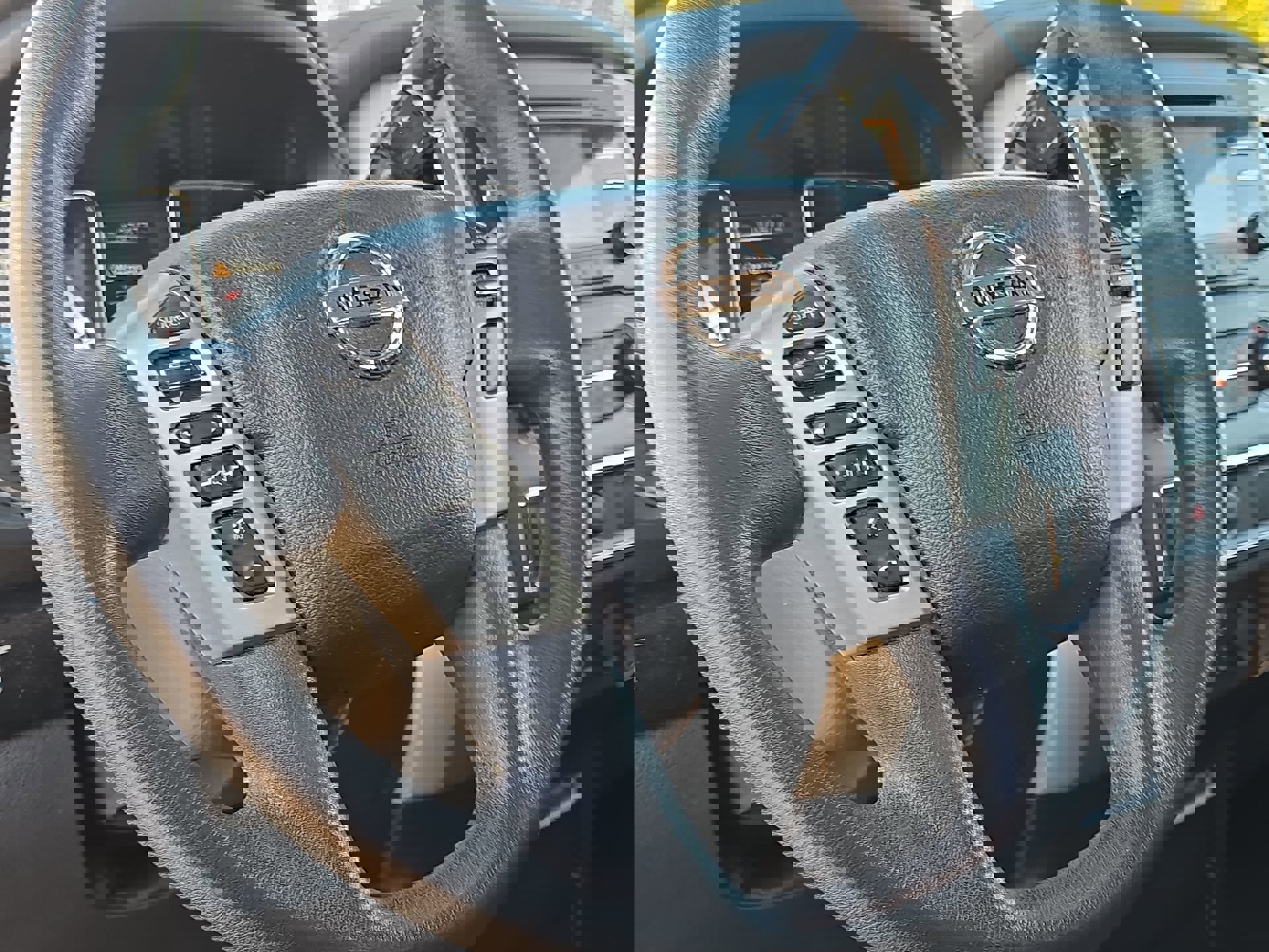 Used 2017 Nissan Titan SV image 14