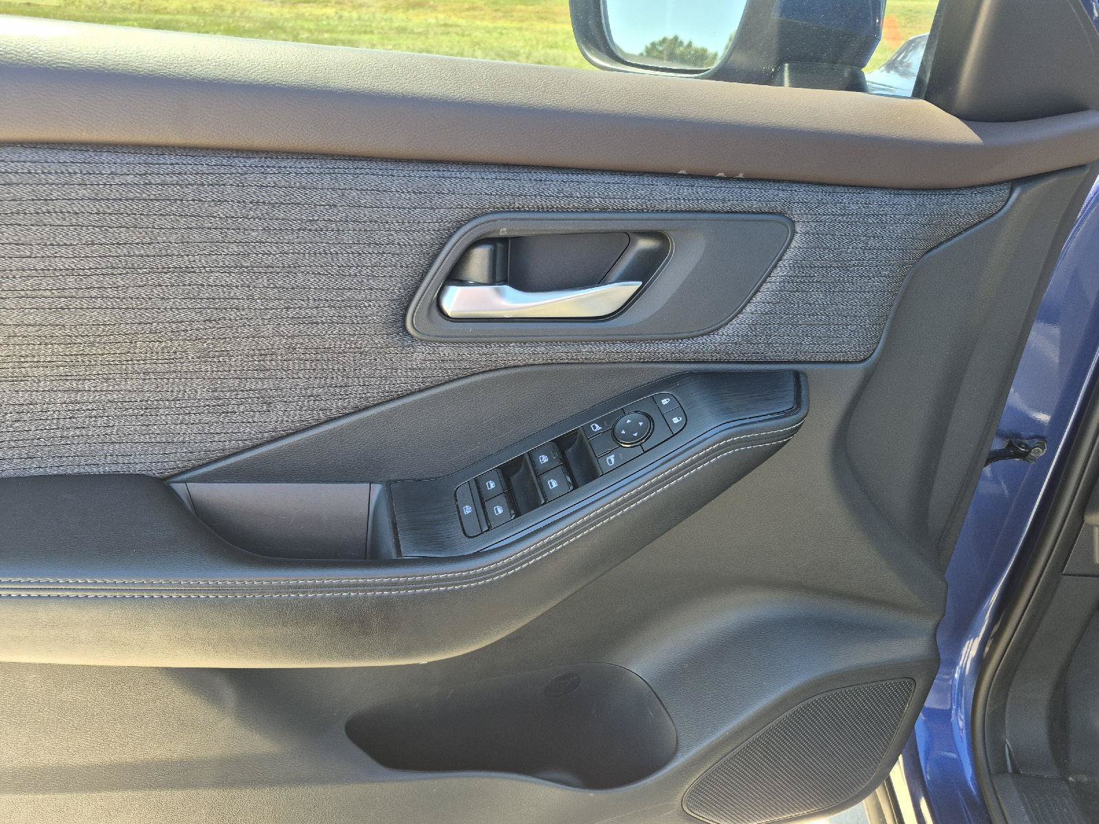 Used 2021 Nissan Rogue SV FWD image 3