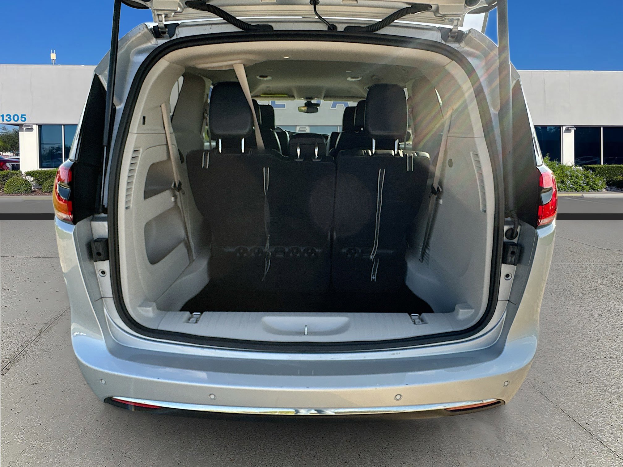 Used 2024 Chrysler Pacifica Touring-L image 24