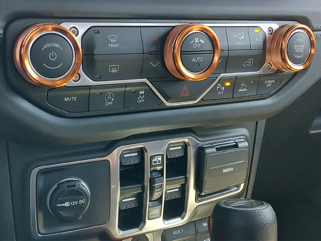 Used 2025 Jeep Gladiator Mojave w/ Safety Group AWD/4WD image 21