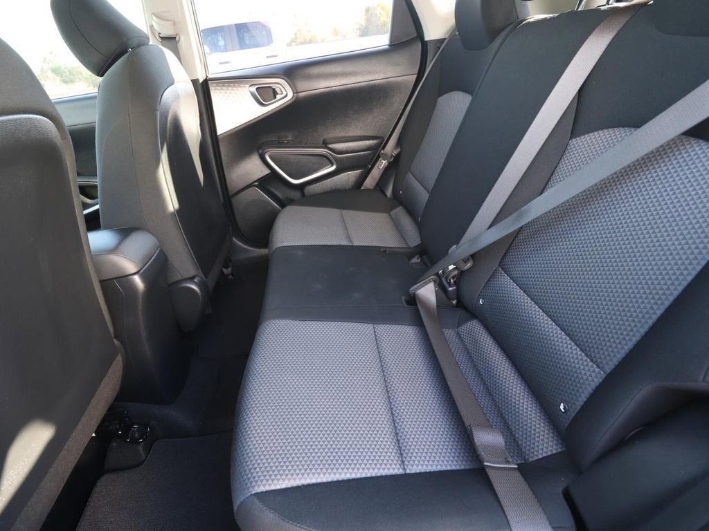 Used 2025 Kia Soul LX w/ LX Technology Package image 9