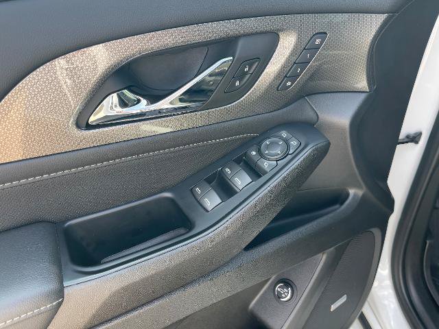 Used 2023 Chevrolet Traverse Premier FWD image 17