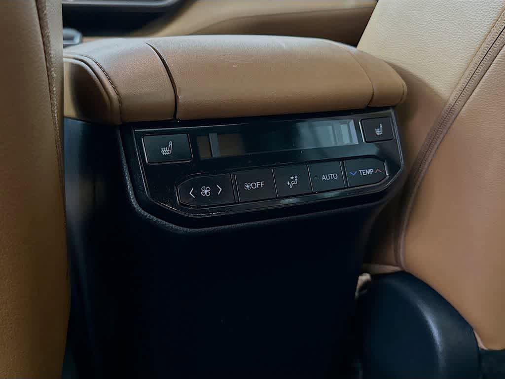 Used 2023 Toyota Highlander Platinum FWD image 13
