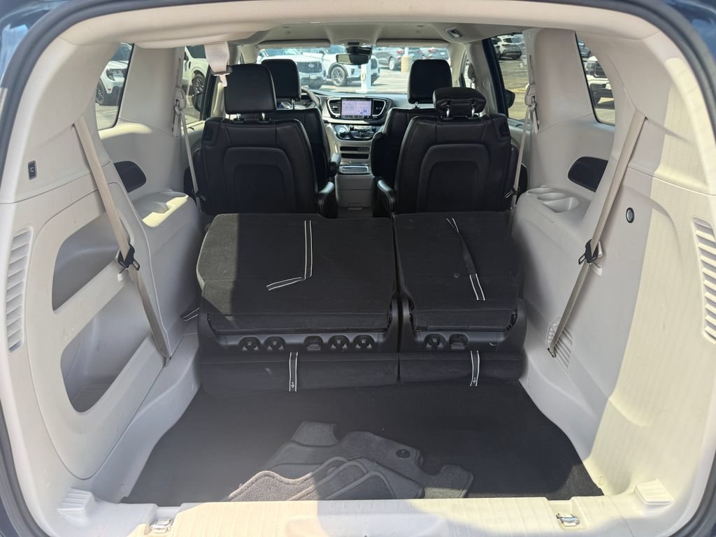 Used 2024 Chrysler Pacifica Touring-L FWD image 11