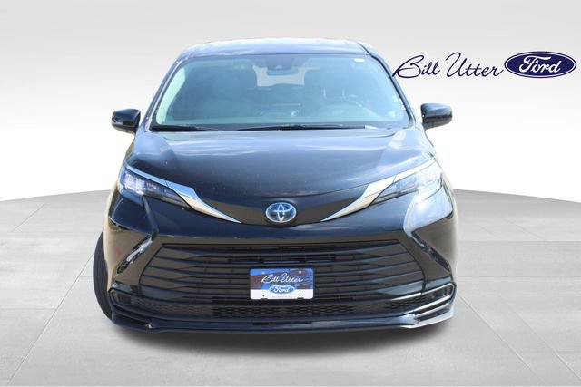 Used 2025 Toyota Sienna LE FWD image 2