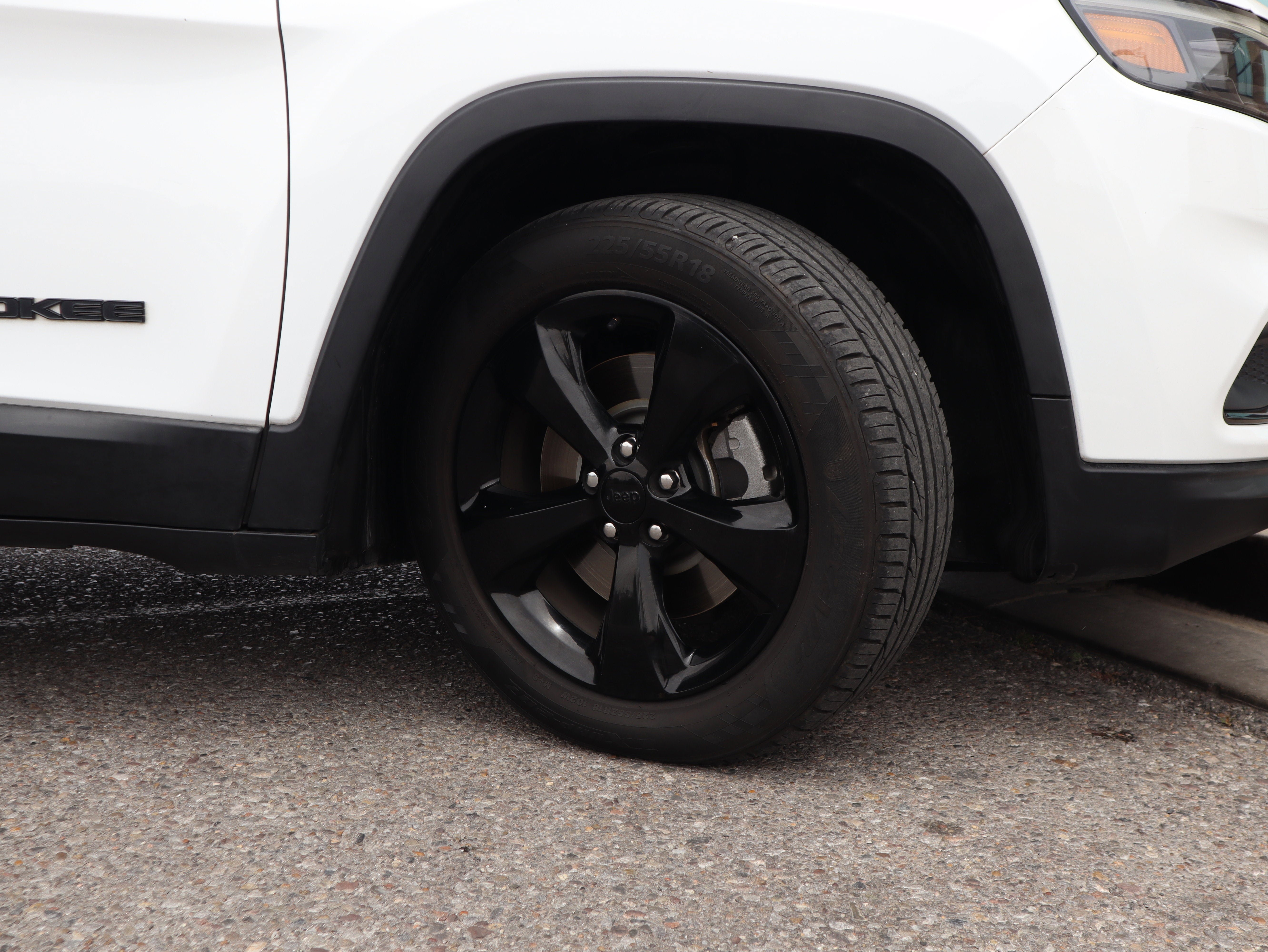 Used 2019 Jeep Cherokee Latitude Plus FWD image 13