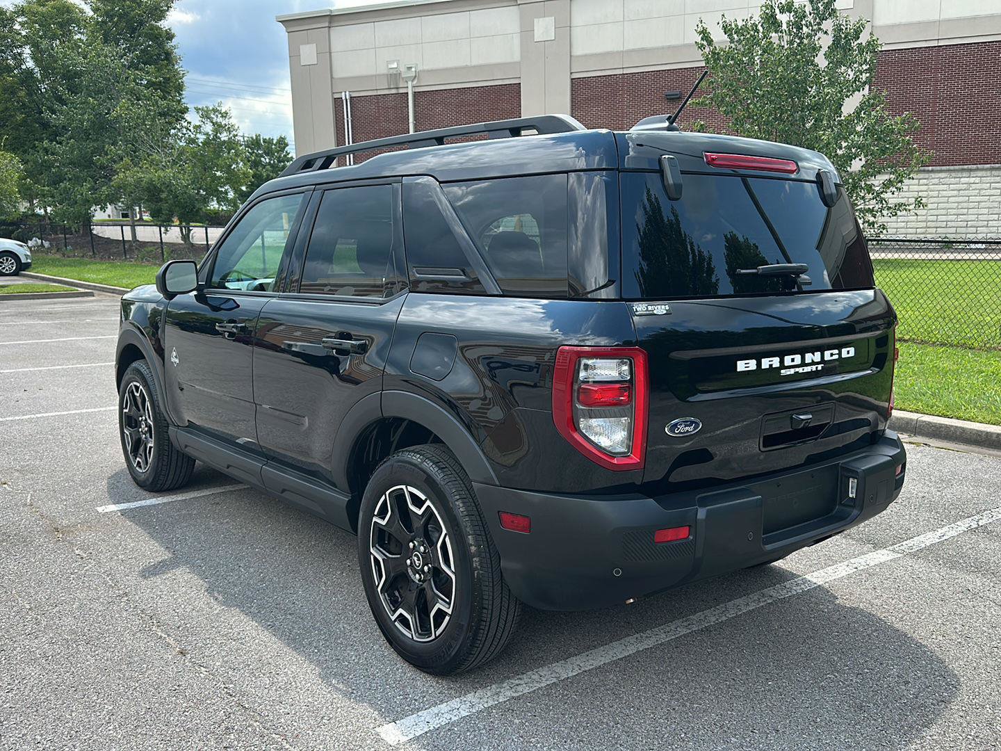 Certified 2025 Ford Bronco Sport Outer Banks w/ Outer Banks Tech Package+ AWD/4WD image 3