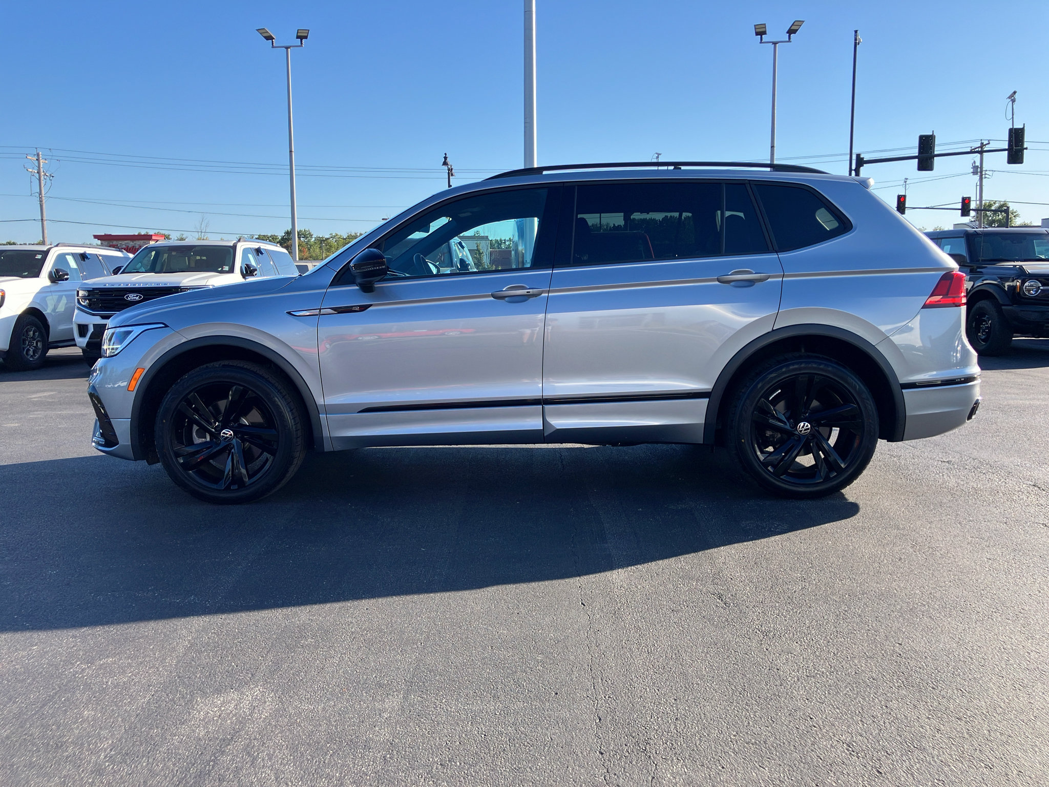 Used 2023 Volkswagen Tiguan SE R-Line FWD image 3