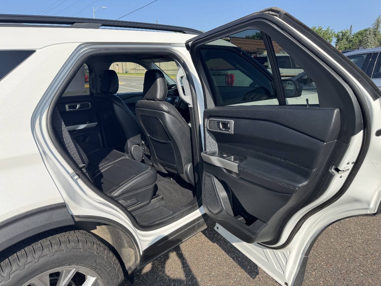 Certified 2020 Ford Explorer XLT w/ Equipment Group 202A AWD/4WD image 32