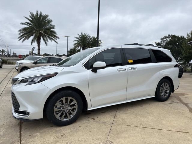 Used 2024 Toyota Sienna XLE image 4