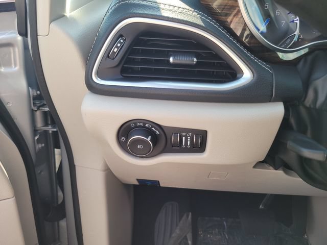 Used 2024 Chrysler Pacifica Limited FWD image 16