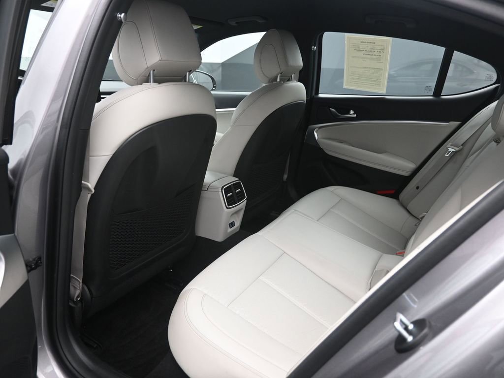 Used 2025 Genesis G70 2.5T image 11