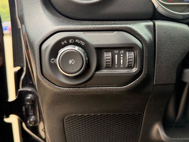 Used 2022 Jeep Wrangler Unlimited Sahara w/ Cold Weather Group AWD/4WD image 19
