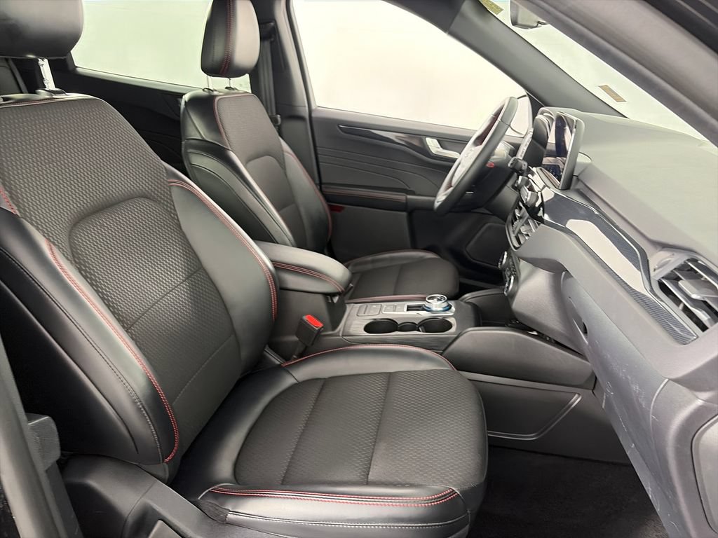 Certified 2025 Ford Escape ST-Line Select AWD/4WD image 31