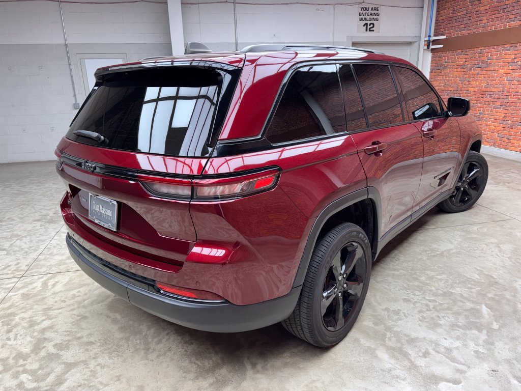 Used 2023 Jeep Grand Cherokee Altitude AWD/4WD image 5