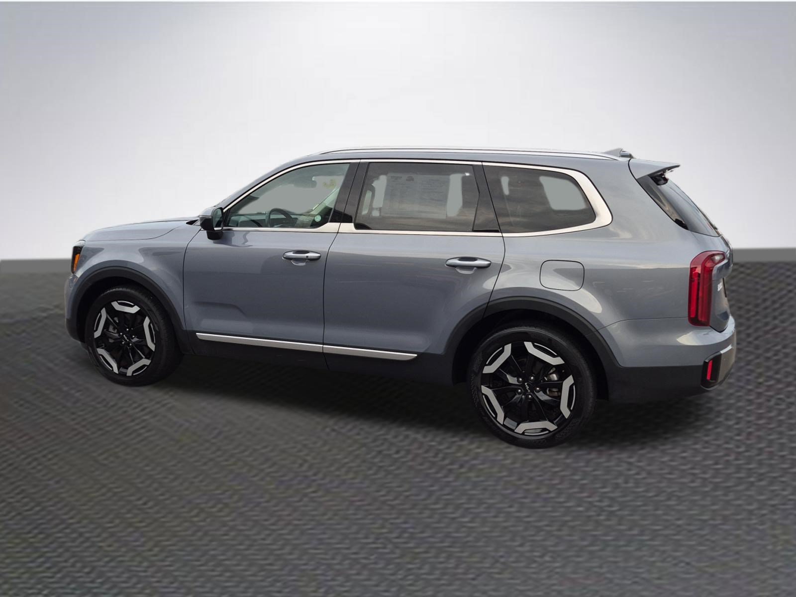 Used 2025 Kia Telluride S FWD image 5