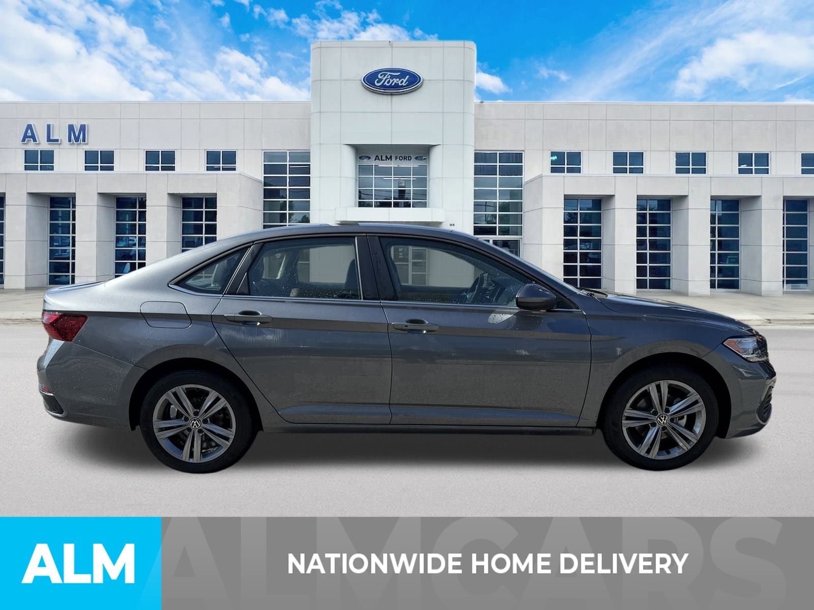 Used 2024 Volkswagen Jetta SE w/ Panoramic Sunroof Package image 5