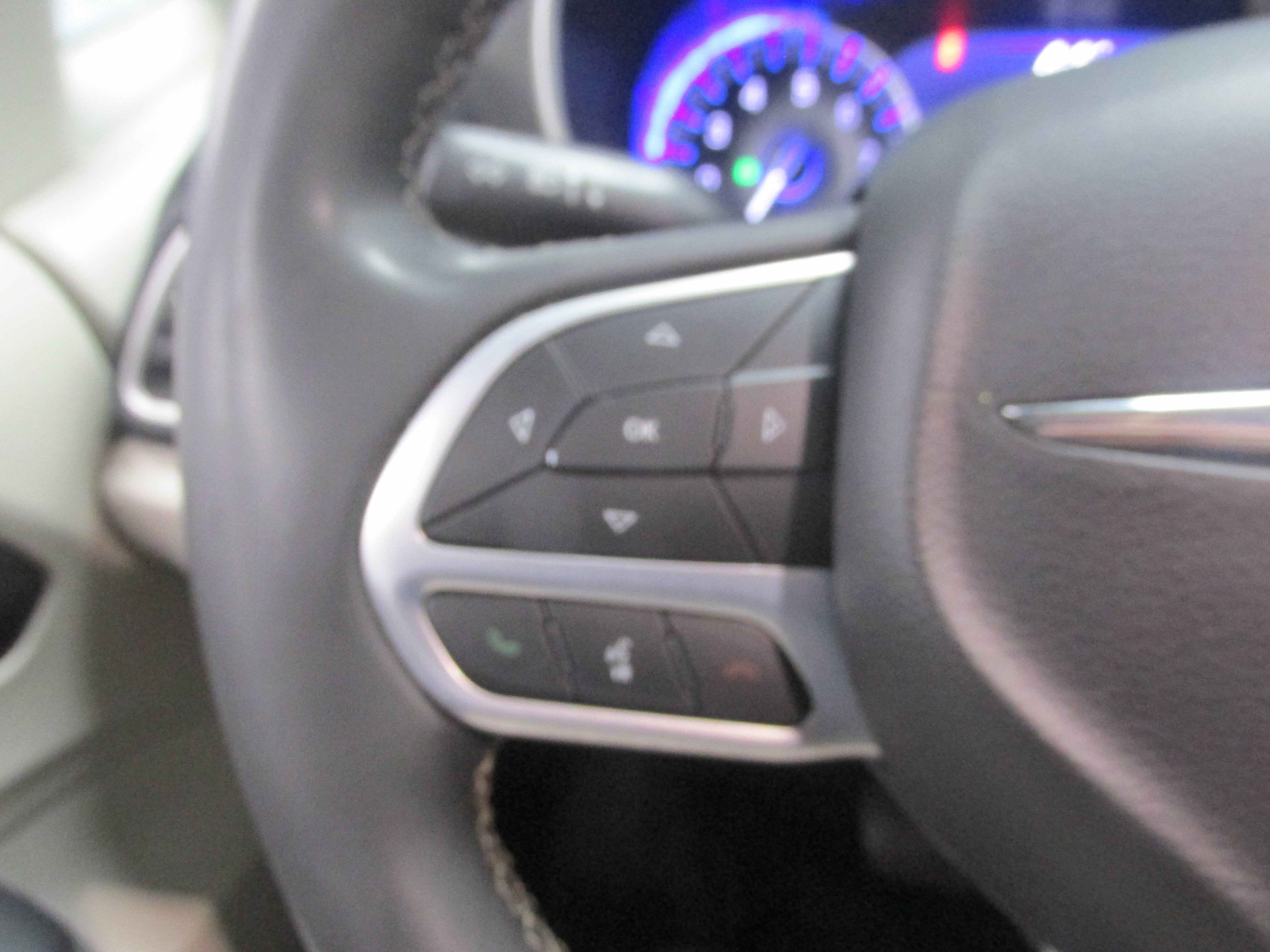 Used 2023 Chrysler Pacifica Touring-L FWD image 31