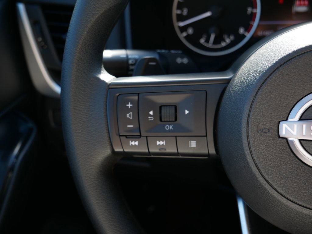 Used 2024 Nissan Rogue S FWD image 17