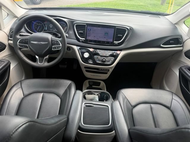 Used 2024 Chrysler Pacifica Touring-L FWD image 18