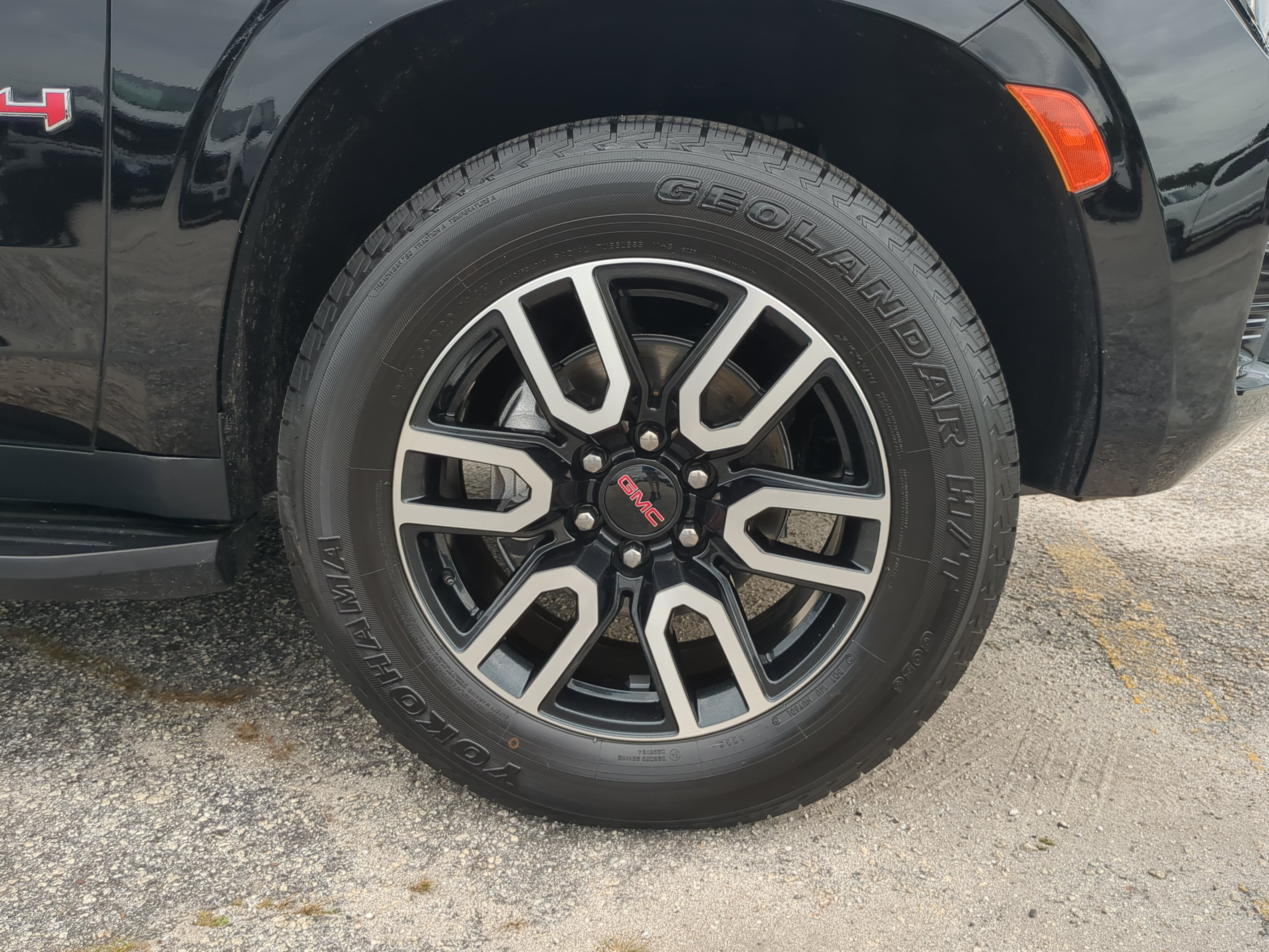 Used 2024 GMC Yukon XL AT4 w/ Technology Package AWD/4WD image 9