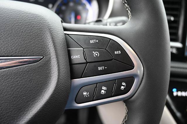 Used 2024 Chrysler Pacifica Touring-L AWD/4WD image 34